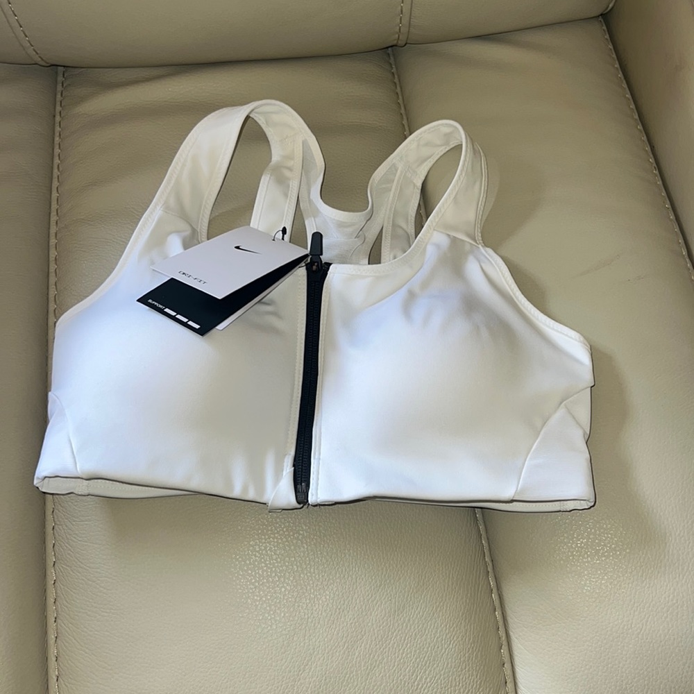 Nike  sport bra training size M  brand new with tag white color